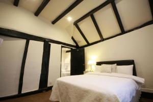 南特威奇皇冠大酒店 的卧室配有白色的床