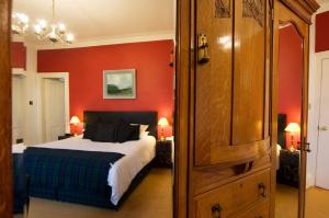 泰纳布鲁厄赫皇家小湖酒店的一间卧室设有一张床和红色的墙壁