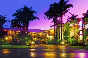 梅林布拉蓝宝石沃特斯汽车旅馆的一座棕榈树建筑