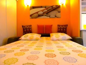 尼斯法兰西里维埃拉公寓的一间卧室配有一张带两个枕头的床