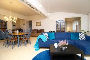 塔林塔林市公寓 - 老城区的客厅配有蓝色的沙发和桌子