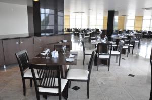 博阿维斯塔Boa Vista Eco Hotel的餐厅内带桌椅的用餐室
