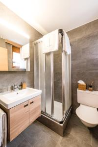 采尔马特阿哈特小木屋的带淋浴、盥洗盆和卫生间的浴室