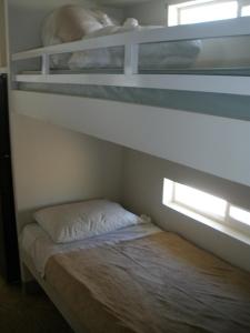 棕榈荒漠Palm Springs Camping Resort Cottage 2的配有2张双层床的宿舍间