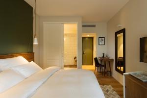 沙韦锡安NEA Resort & People的一间带白色大床的卧室和一间浴室