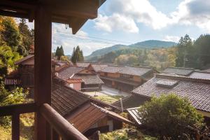 Fukiya十一村吹屋旅馆的享有村庄美景,设有屋顶