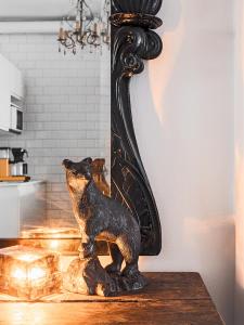赫尔辛基Artist Apartment Susi的镜子旁桌子上的熊雕像