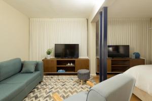 沙韦锡安NEA Resort & People的带沙发和电视的客厅
