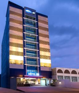 雅加达Hotel 88 - Mangga Besar VIII Jakarta By WH的上面标有诺德星标志的酒店大楼