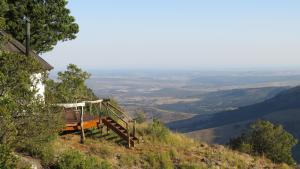 豪格斯拜克The Edge Mountain Retreat的山边的长凳,享有风景