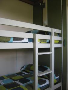 阿里翁达斯Camping Sella的客房内的双层床,配有4张双层床
