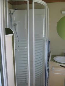 阿里翁达斯Camping Sella的带淋浴和盥洗盆的浴室