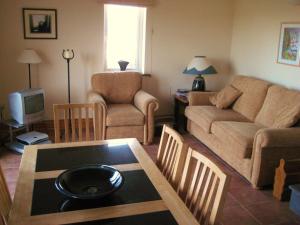 巴里菲尔特30 Dun an Oir的客厅配有沙发和桌子