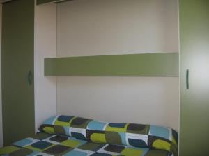 阿里翁达斯Camping Sella的一间卧室配有一张带白色床头板的床