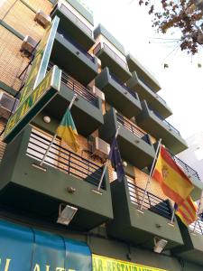 厄尔·阿尔特阿尔特旅馆的绿色建筑,从阳台上悬挂着旗帜