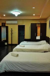 Ban Lam Thong Lang玛雅河谷度假屋的酒店客房,配有3张带白色床单的床