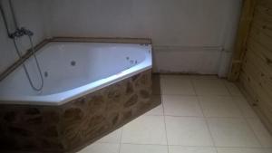 巴克罗斯Casita Vaqueros的带浴缸的浴室,铺有瓷砖地板