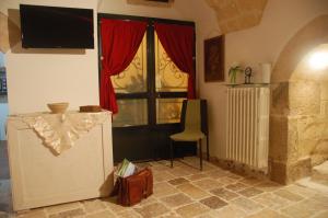 阿尔塔穆拉Antro delle Muse的客房设有电视、椅子和窗户。