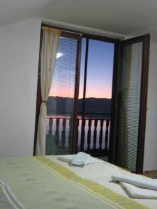 奥赫里德里斯托宾馆的一间卧室设有一张床和一个美景窗户。