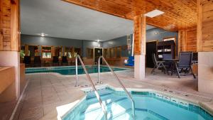 卡拉马祖卡拉马祖贝斯特韦斯特套房酒店的游泳池,位于带房子的房间