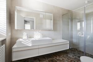 波尔托罗Forgotten Garden Villa的浴室设有白色水槽和镜子