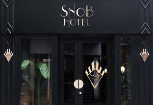 巴黎Snob Hotel的商店前的商店,上面有标志