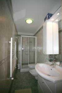 卡纳泽伊阿尔伯特公寓式酒店的浴室设有2个卫生间、水槽和淋浴。