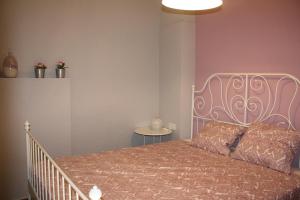 贝萨卢Cal Arxè的一间卧室配有一张粉红色墙壁的床