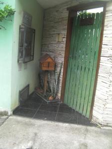 亚卡拉伊比Pousada Dom Diego的屋边有鸟屋的绿门