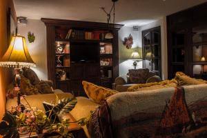 危地马拉Mi casa, tu casa的带沙发和台灯的客厅