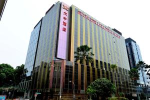 新加坡Hotel Grand Central的建筑的侧面有标志