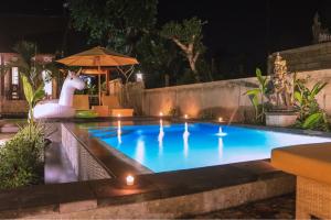 蓝梦岛雷诺阿塔旅馆的游泳池在晚上,中间有一只独角兽