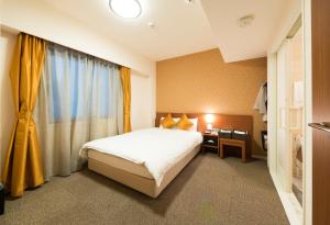 多美迎PREMIUM和歌山天然温泉酒店客房内的一张或多张床位