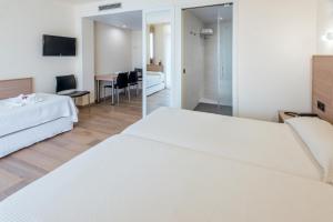 萨洛玛琳娜达公寓式酒店的酒店客房,设有两张床和镜子
