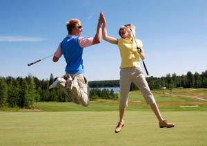HankasalmiRevontuli Resort Rooms的打高尔夫时跳入空中的男人和女人