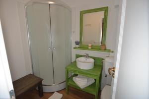 上维谢乌Pensiunea Talhaus的一间带水槽、卫生间和镜子的浴室