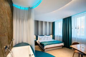 利贝雷茨Pytloun Imperial Design Suites的酒店客房配有一张床和浴缸。
