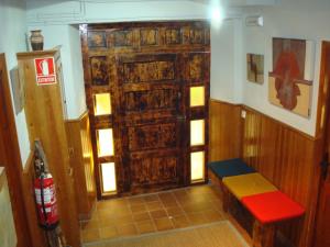 安索Casa Artio的一个带木门的房间,配有长凳和消防栓
