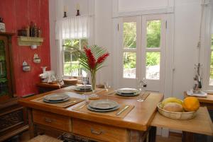 温沃德赛德House On The Path的厨房配有木桌、盘子和酒杯