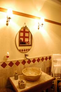 温沃德赛德House On The Path的浴室设有水槽和墙上的镜子