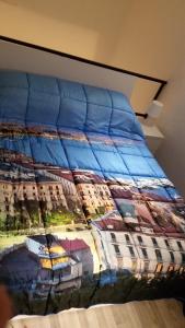 那不勒斯文森特之家公寓的床上有五颜六色的被子