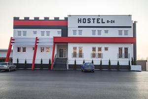特拉夫尼克Hostel Tron的停车场内有停车位的酒店