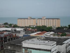 福塔莱萨Apartamentos Vila de Iracema的城市空中景观高楼