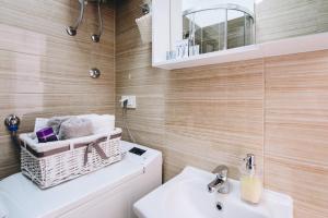 萨格勒布Apartments Borna的一间带水槽、卫生间和镜子的浴室