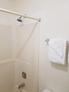 凯斯I-26大师汽车旅馆的一间带卫生间和白色毛巾的浴室
