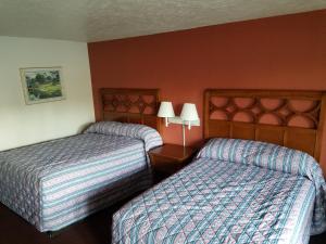 凯斯I-26大师汽车旅馆的酒店客房设有两张床和两盏灯。