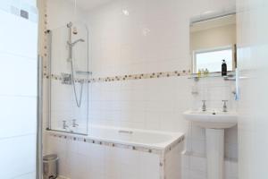 卡恩The White Horse Inn的白色的浴室设有水槽和淋浴。