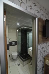 Saltuk Hotel的一间浴室