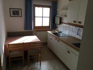 Villnoss法乐霍夫公寓的厨房配有桌子、桌子和窗户