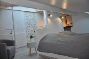 阿尔勒Holiday in Arles -Maison du Centre Historique的卧室配有床、椅子和窗户。